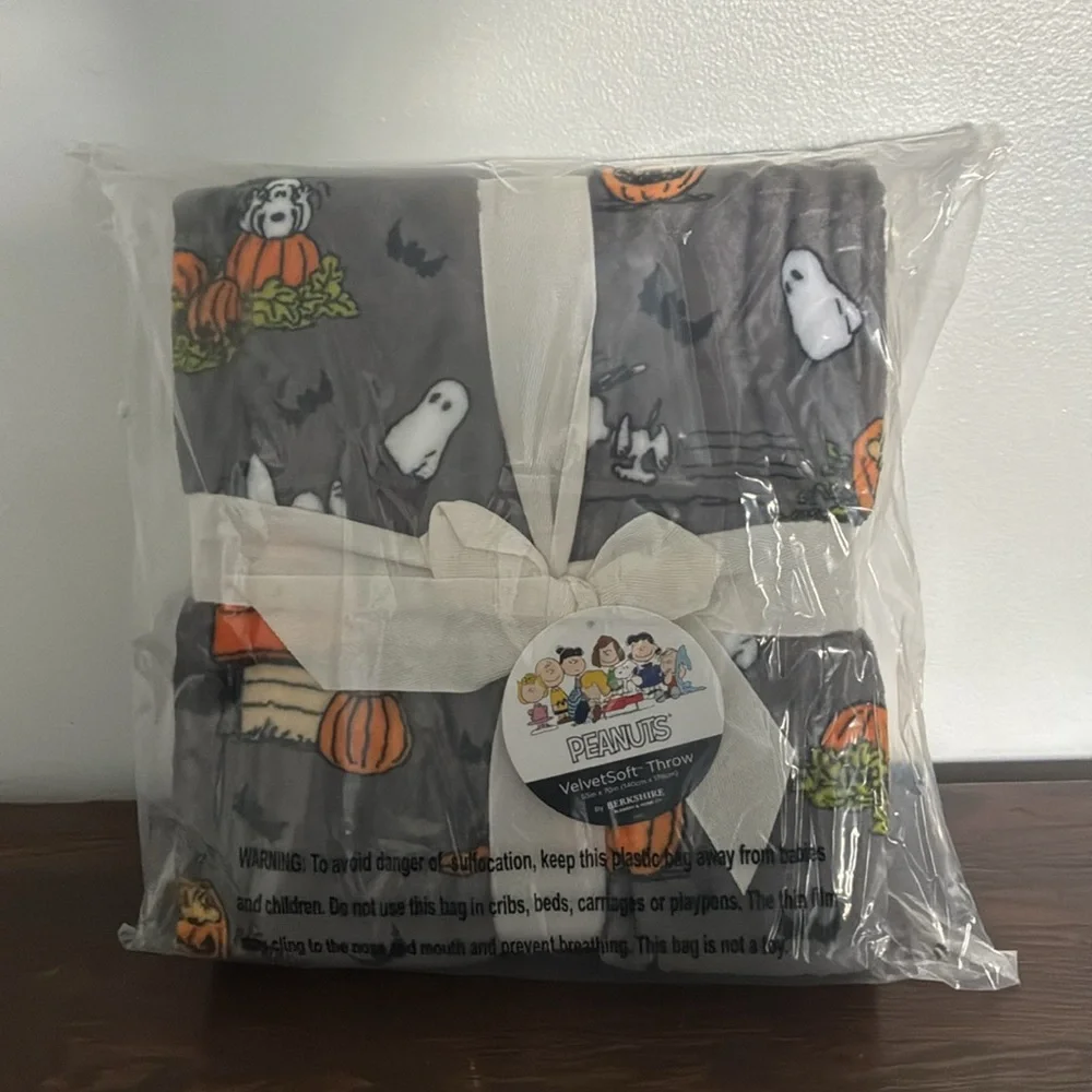 NWT-BERKSHIRE- Peanuts- Snoopy- Halloween- Gray VelvetSoft Blanket 55x70 👻🎃🦇